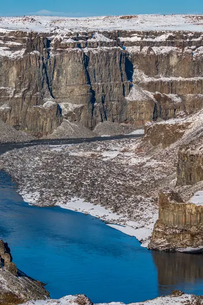 Massive deep canyon with vertical walls, vertical composition — Stock Photo, Image