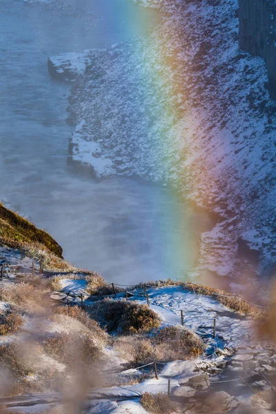 一条带彩虹和深谷的小路通向峡谷 — 图库照片