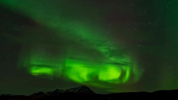 Aurora Borealis Time Lapse over mountain peak — Vídeo de Stock