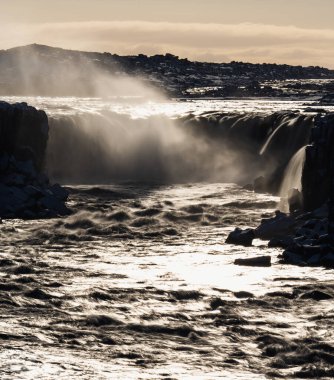 Selfoss şelalesi İzlanda 'da uzun süre ışık alıyor.