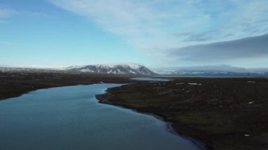 Arka planda buzullar ile nehrin üzerinde uçmak