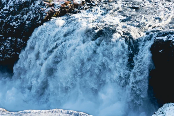 Masszív vízesés közelkép télen, Izland — Stock Fotó