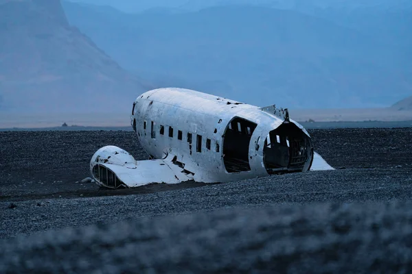 Wreck of airplane and mountains in the background — Stock Photo, Image