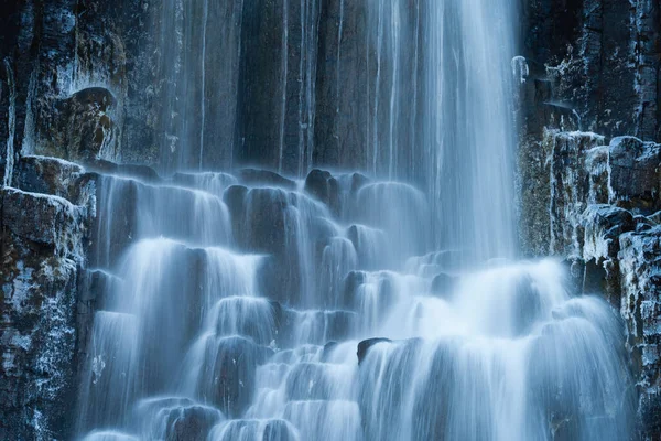 Длительное воздействие водопада на ледяную стену — стоковое фото