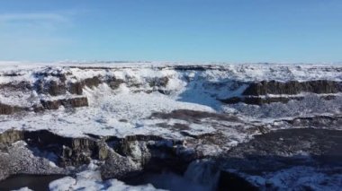 Hafragilsfoss şelalesine doğru kanyonun üzerinden uçuyor.