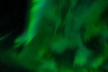 Aurora borealis kara gökyüzüne karşı alt görünüm