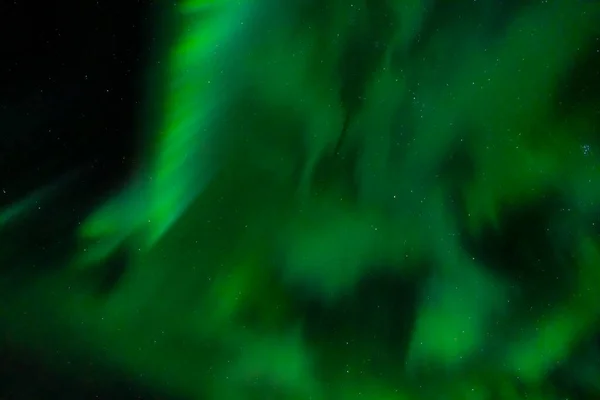 북극광은 검은 하늘을 배경으로 아래를 바라본다 — 스톡 사진