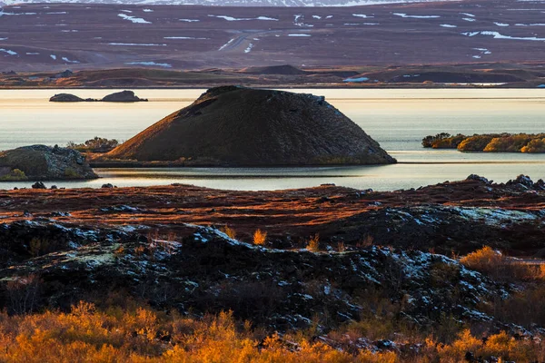 Vulkankrater över Myvatn sjön på Island — Stockfoto