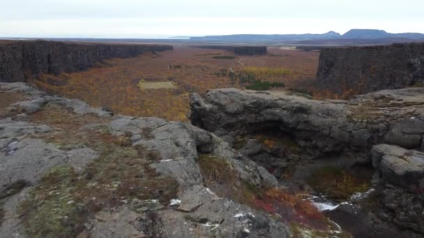 Volando sobre la cascada del cañón en otoño, Islandia — Vídeo de stock