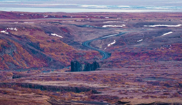 Estrada curva através das cores do outono da Islândia — Fotografia de Stock