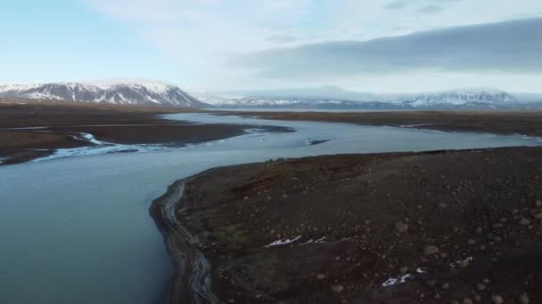 Fliegen vom Fluss mit Gletschern im Hintergrund — Stockvideo