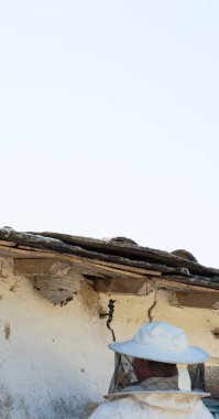 Arı kovanının temizlenmesi için hazırlanmış koruma görevlisi.