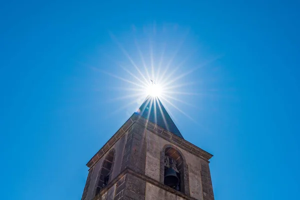 Torre de sino com sol estrelado e céu azul para texto — Fotografia de Stock