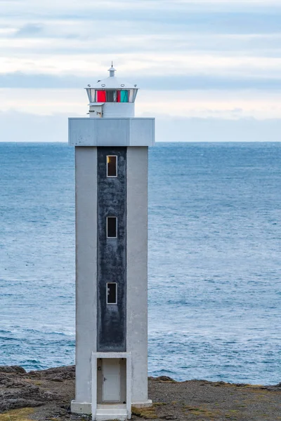 Izolovaný moderní maják detailní pohled v blízkosti oceánu — Stock fotografie