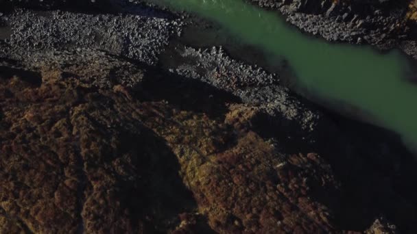 Top-Luftaufnahme des Basaltic Canyon und des Flusses — Stockvideo