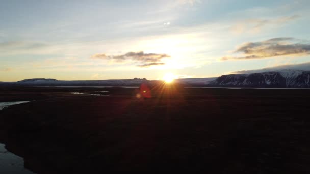 日落时带着文字空间、滑动相机飞越冰川河 — 图库视频影像