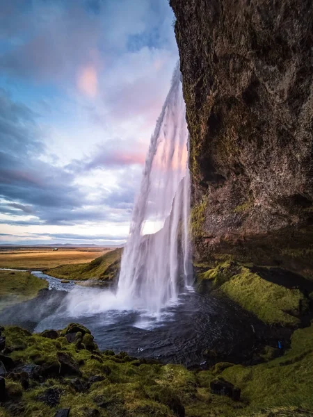 Seljalandsfoss cachoeira grande ângulo ao amanhecer, composição vertical — Fotografia de Stock
