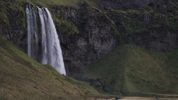 Tanınmayan turist gruplarıyla Seljalandsfoss Şelalesi — Stok video