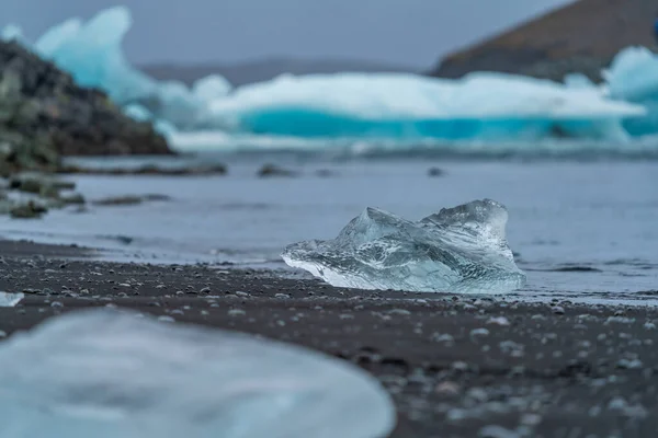 Riesiger Eisdiamant über dem schwarzen Sandstrand von Jokulsarlon — Stockfoto