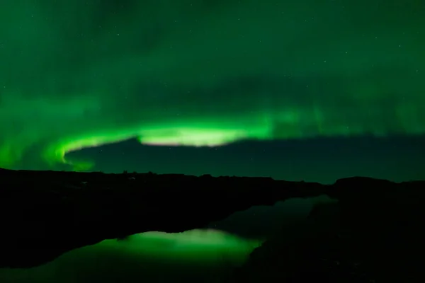 Aurora boreal con reflejos verdes del canal de agua —  Fotos de Stock