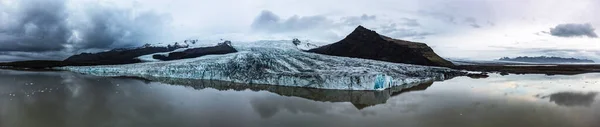 Льодовикове озеро вражаюча широка панорама з масивною мовою льодовика — стокове фото