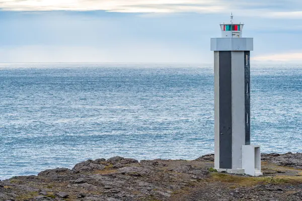 Geïsoleerde moderne vuurtoren close-up weergave met tekstruimte — Stockfoto