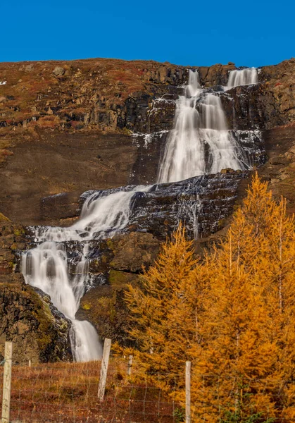 Lunga esposizione di cascate che scivolano sulle rocce — Foto Stock