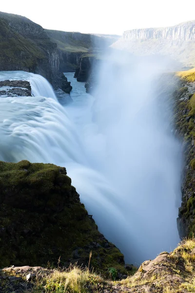 Gullfoss büyük şelalesi. Yakın çekim. Uzun pozlama.