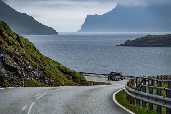 Estrada perto de fiorde e carro em Ilhas Faroé — Fotografia de Stock