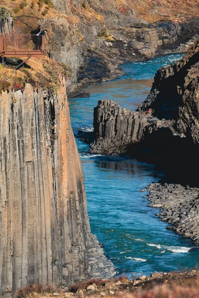 Punto panoramico con turista su colonne di basalto e canyon fluviale — Foto Stock