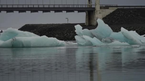 Grandes icebergs atravesando el canal de Jokulsarlon — Vídeos de Stock