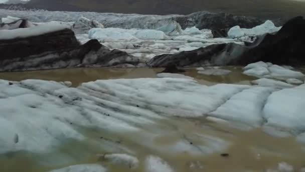 Flug über Eisberge in Richtung Gletscherzunge — Stockvideo