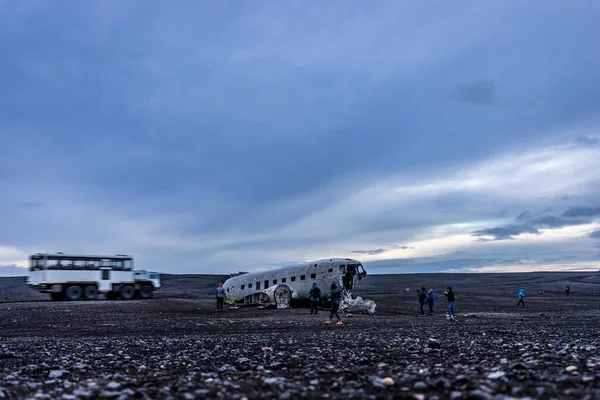 Αγνώριστοι τουρίστες τραβώντας φωτογραφίες για να συντρίψει το αεροπλάνο, ευρεία γωνία — Φωτογραφία Αρχείου
