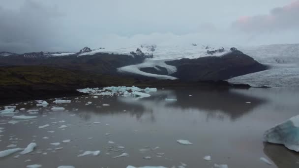 Flug über die Eisberge in Richtung Gletscherzunge — Stockvideo