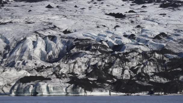 Grupos turísticos de senderismo sobre glaciares masivos — Vídeo de stock