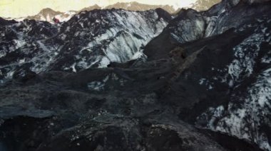 Yürüyüşçüler ekipmanla buzulun içine doğru yürüyorlar.