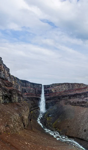 Hengifosský vodopád s červenými vrstvami panorama — Stock fotografie