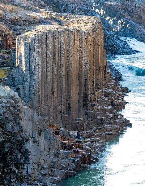 Pareja irreconocible dentro de columnas de basalto y cañón de río —  Fotos de Stock