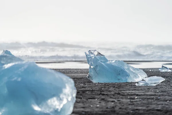 Jokulsarlon，在钻石海滩的黑色沙滩上的冰山 — 图库照片