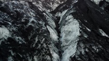 Kirli, görkemli buzul çatlaklarına yaklaşıyoruz.