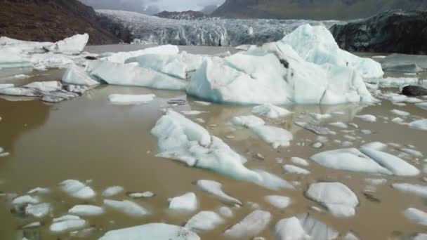 Buzdağlarının ve buzulların üzerinde kamera yükseltiliyor. — Stok video