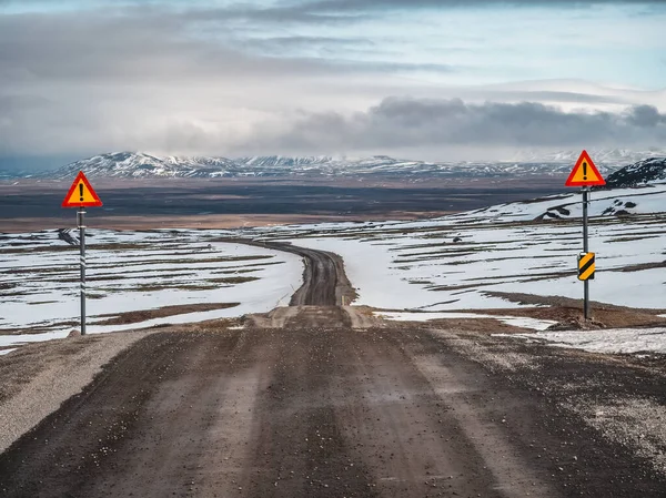 Route éloignée vers les hautes terres avec signaux de danger — Photo