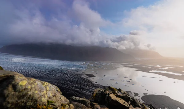 Point de vue vers l'extrémité massive de la langue du glacier en Islande — Photo