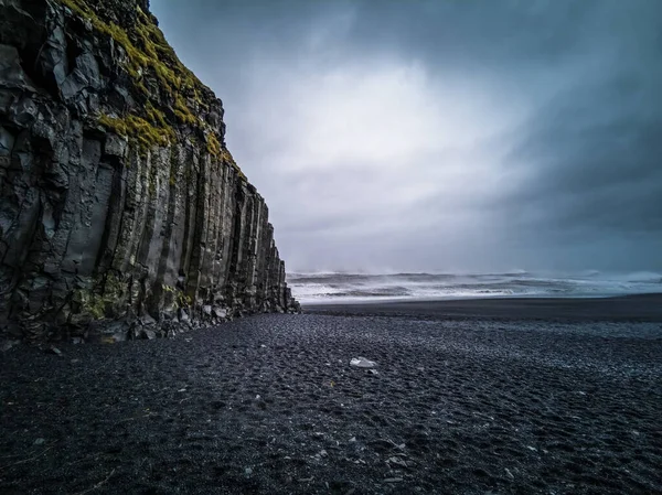 Storm over het basalt strand met bewolkte lucht — Stockfoto