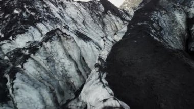 Kirli buzul çatlaklarına yaklaşıyoruz.