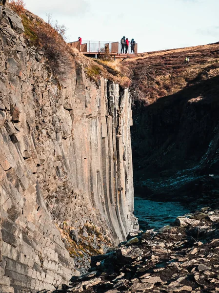 Point de vue avec les touristes sur les colonnes basaltiques et le canyon de la rivière — Photo