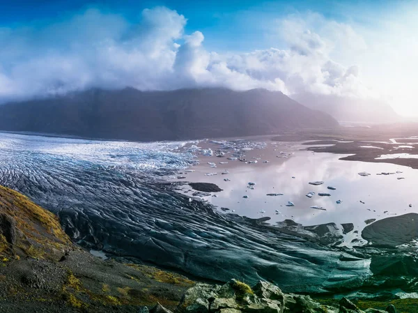 Vista dall'alto della massiccia estremità della lingua ghiacciaio — Foto Stock