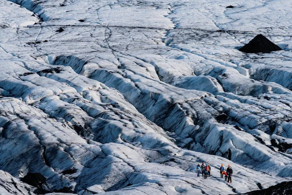 Homályos turistacsoport hatalmas hasadékos gleccser felett — Stock Fotó