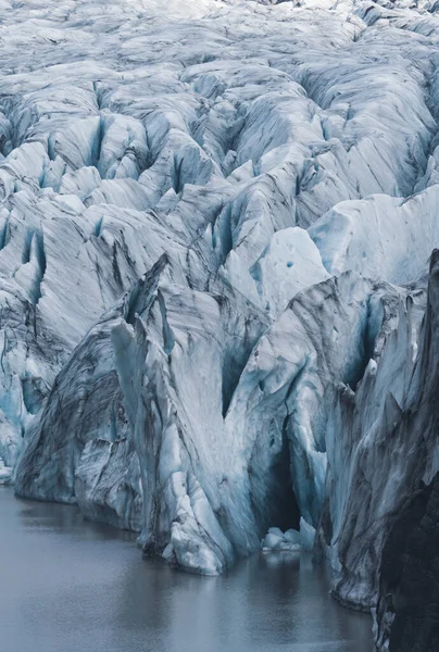 Fin massive de la langue du glacier sur le lac, plan d'eau long — Photo