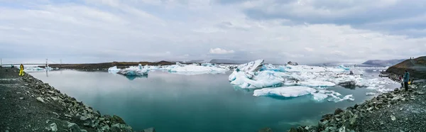 Jokulsarlon lagoon icebergs canal to the ocean — Photo
